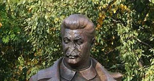 Stalinin heykəlinin üzü sındırılıb...
