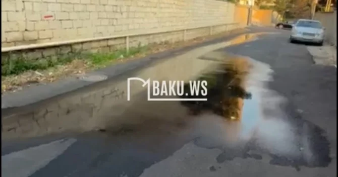 Bakıda küçənin ortasında asfaltdan su qaynayır