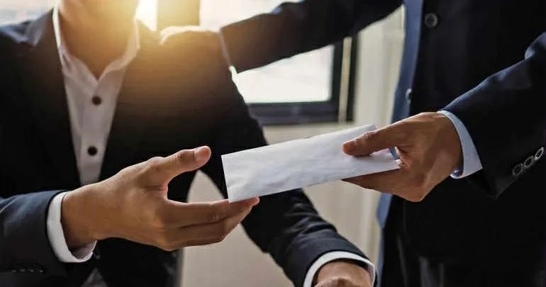 Premiyasız qalan işçilərdən biri qeyri adi qisas aldı