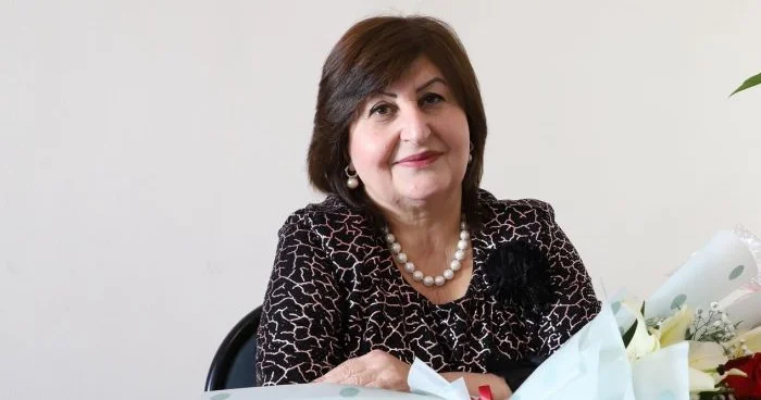 Boz, qırmızı, sarı... Esmira İsmayılova yazır