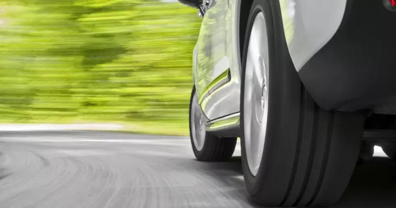 В Мингячевире у Chevrolet лопнуло колесо: легковушка съехала в канал ФОТО