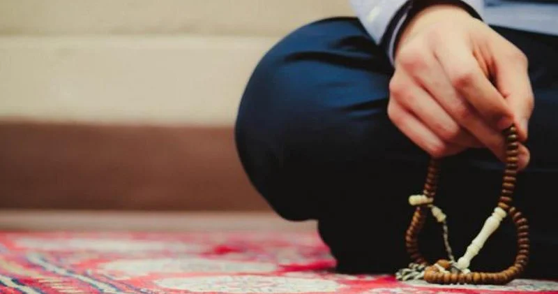 İlahiyyatçı: Təsbeh çəkərək və ya barmaqlarla zikr etməklə insan ruhu sükunət tapır
