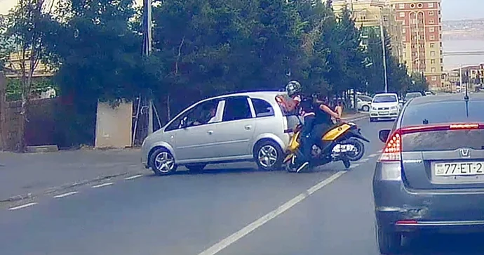 Masazırda qayda pozan gənc mopedi maşına çırpdı ANBAAN VİDEO