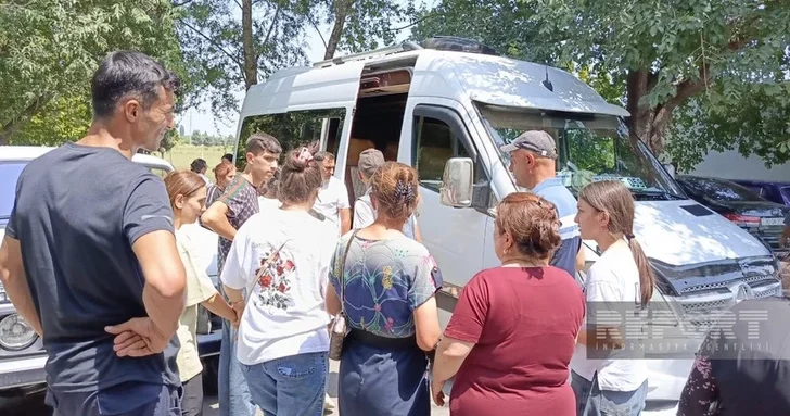 В агдеринское село Гасанриз выехала очередная группа переселенцев
