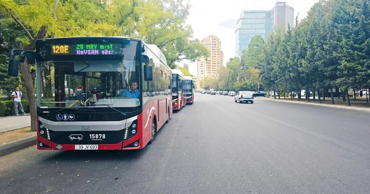80 гяпиков за давку: пассажиры маршрута 120E требуют перемен