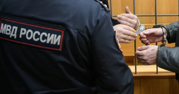 Суд в Москве арестовал полицейского по делу о передаче информации каналу Baza