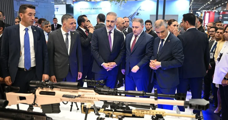 Türkiyəli nazir “IDEF 2025”də qurulan Azərbaycan stendi ilə tanış olub