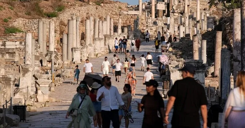 Yerli turistlər ölkədaxili səyahətlərə 102 milyard lirə xərcləyiblər