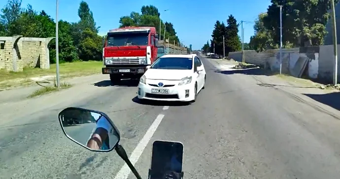 Əks yola çıxan sürücü motosikletçini təhlükə ilə üz üzə qoydu VİDEO
