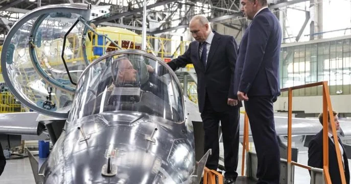 Putinə ilk dəfə modernləşdirilmiş Yak 130M nümayiş etdirildi