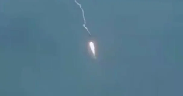 Çində İNANILMAZ HADİSƏ Komsosa uçan raketi ildırım vurdu ANBAAN VİDEO