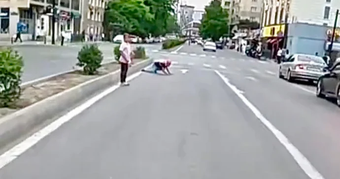 Bakıda piyadadan ağlasığmaz hərəkət Yolda uzanıb pul istədi VİDEO