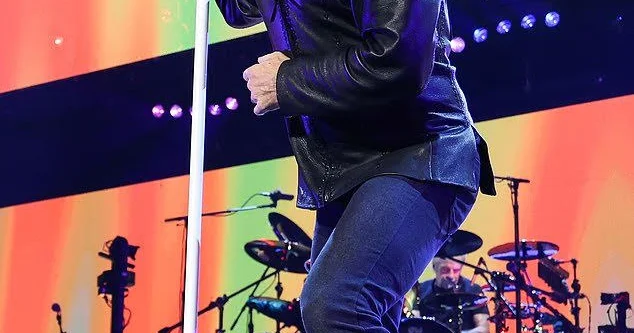 Con Bon Covi Ağrım var deyərək konsertini yarımçıq saxlayıb və səhnəni tərk edib