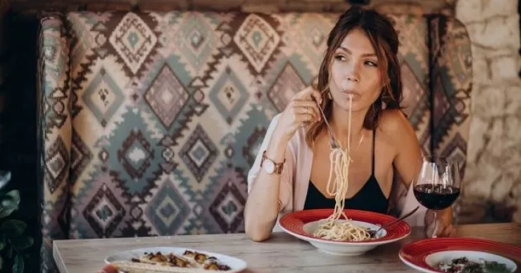 Bu ölkənin restoranında sizi turist kimi tanıdacaq 3 səhv