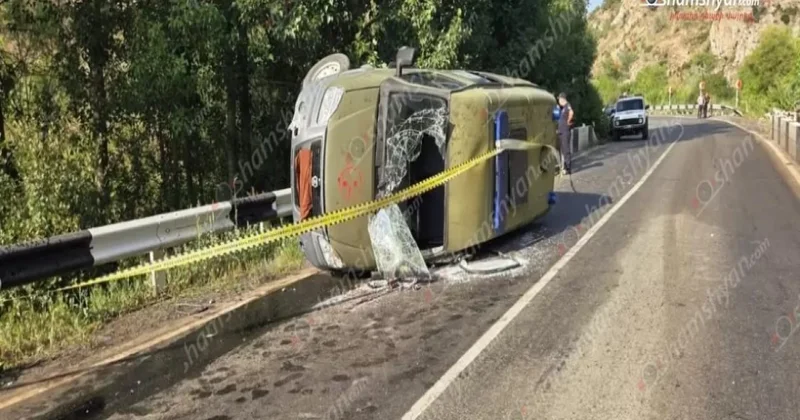 Ermənistanda hərbi təcili yardım avtomobili aşıb FOTO