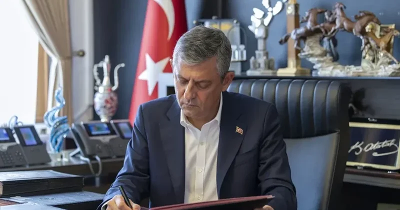 Özgür Özel və 91 millət vəkili CHP dən istefa verib