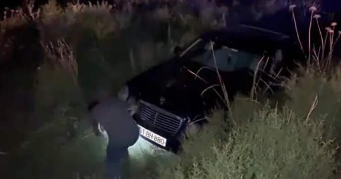 İdarəetmədən çıxan “Mercedes” su kanalına düşdü VİDEO