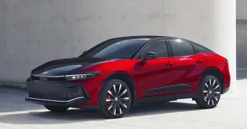 Toyota orijinal krossover sedanını yeniləyib...