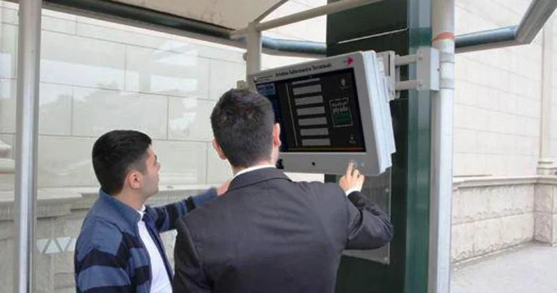 Gəncədə yolun bir tərəfində dayanacaq var, digərində yoxdur Sakinlər şikayətçidir