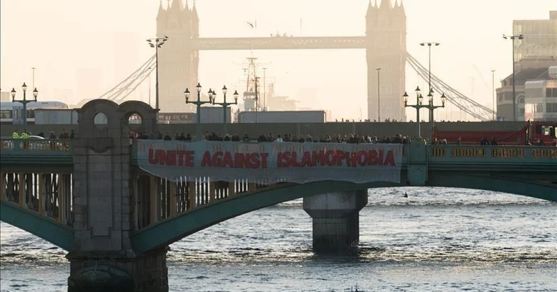 Londonda kater Vestminster körpüsünə çırpıldı