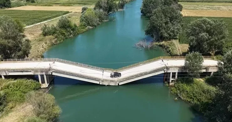 Körpü çökdü, amma sürücülər hələ də onun üzərindən keçirlər VİDEO