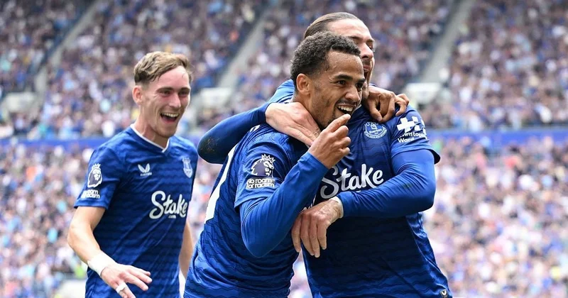 Everton un yeni stadionda ilk qələbəsi, Mançester Yunayted Fulhem səfərində