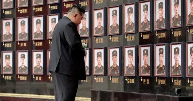 Kim Çen In Ukraynada həlak olan hərbçilərin xatirəsini anıb
