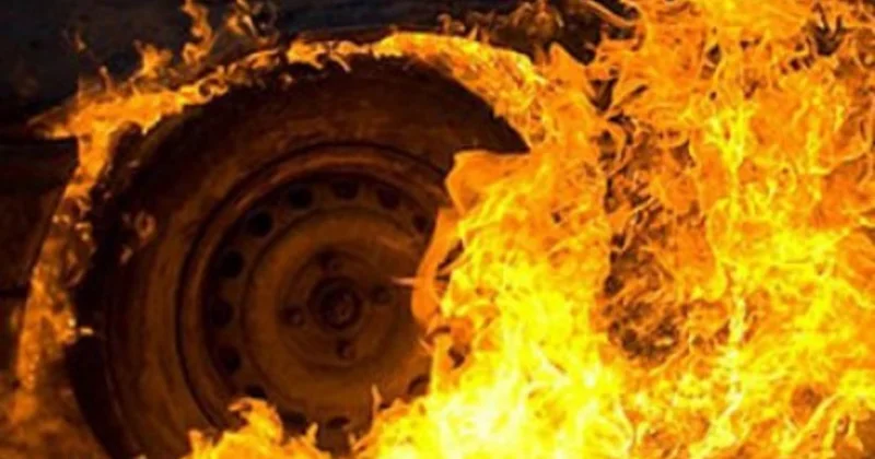 В Саатлы после столкновения загорелись два автомобиля