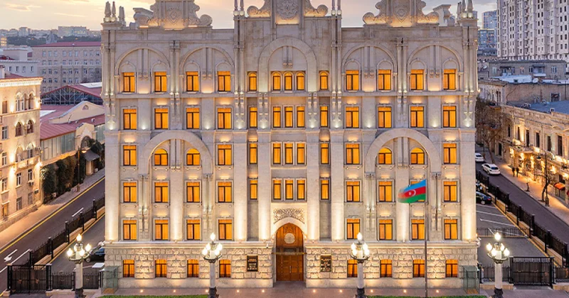 В связи с пожаром в торговом центре Садарак на место происшествия стянуты сотрудники полиции
