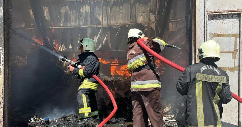 В тушении пожара в Баку задействовано более 30 единиц техники и 140 спасателей