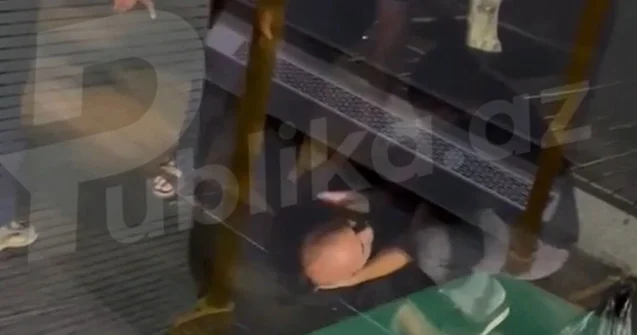Bakıda avtobusda əlbəyaxa dava Video
