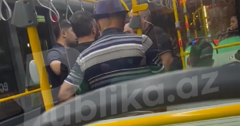 Avtobusda sürücü və sərnişin arasında ƏLBƏYAXA DAVA VİDEO
