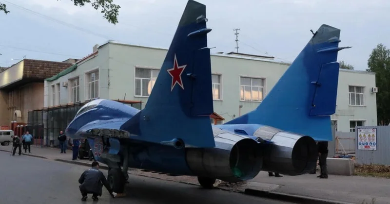 Российский МиГ врезался в столб в Ереване