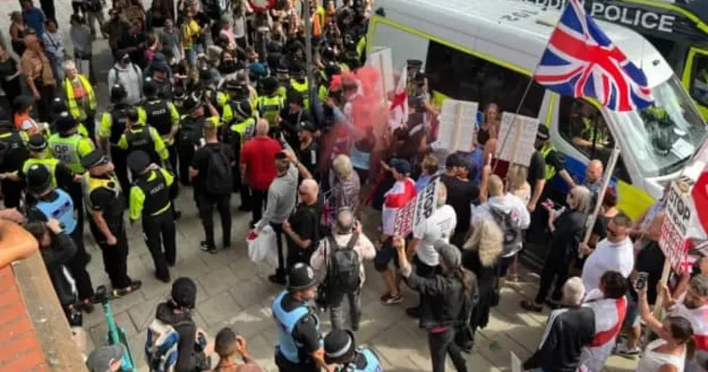 В Великобритании прошли протесты против размещения мигрантов в отелях