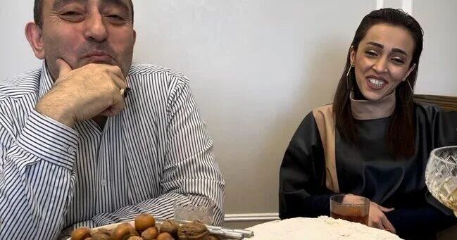 Bu dəfə əri üçün qarşısında diz çökərək MAHNI OXUDU VİDEO