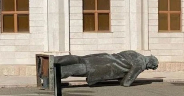 Это наша территория: хотим памятники воздвигаем, хотим сносим это наше право