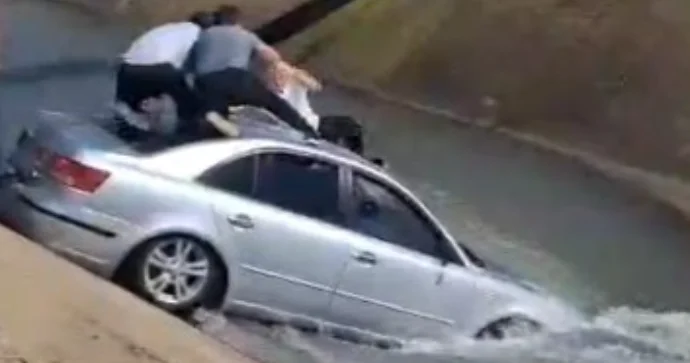 Xaçmazda kanala düşən avtomobili su apardı; insanlar belə xilas edildi VİDEO