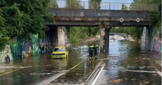 Güclü külək ağacları yollara və avtomobillərin üzərinə aşırıb FOTO