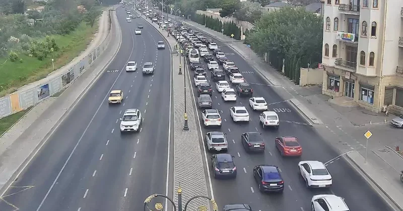 В Баку на ряде улиц и проспектов наблюдается плотный поток транспорта