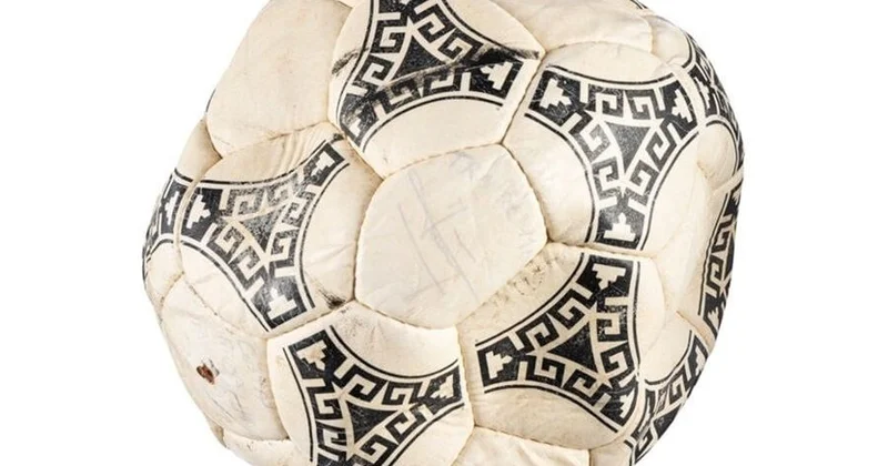 Maradonanın tarix yazan topu rekord qiymətə SATILDI