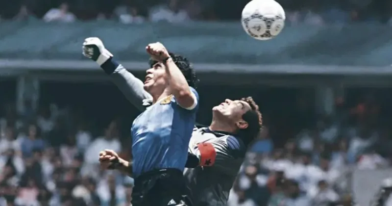 Maradonanın “Tanrının əli“ qolunu vurduğu top 3,3 milyon dollara satıldı
