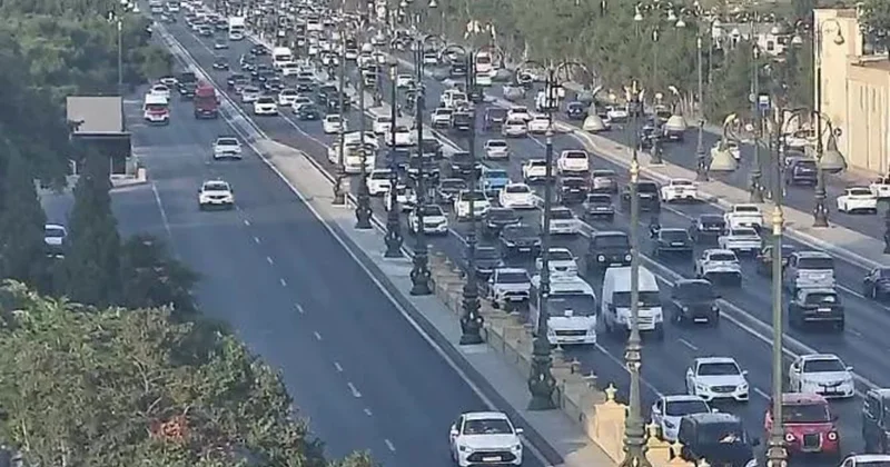 На основных магистралях Баку наблюдается плотность движения транспорта