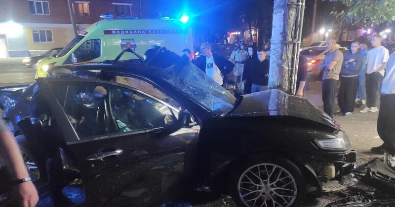 Nijni Novqorodda avtomobil dayanacağa çırpılıb, 1 nəfər ölüb, 4 nəfər xəsarət alıb