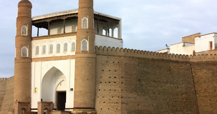 Делегация Азербайджана побывала в исторической крепости Арк в узбекском городе Бухара