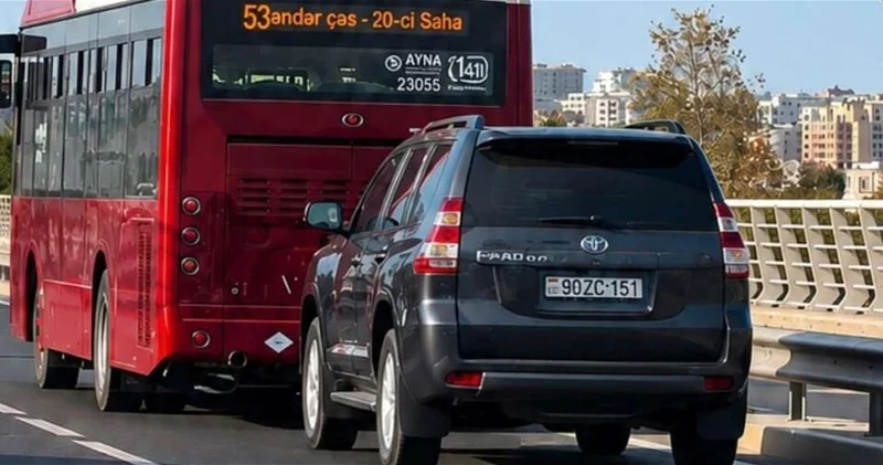 В Баку водитель пытался избежать штрафа, спрятавшись за автобусом ВИДЕО