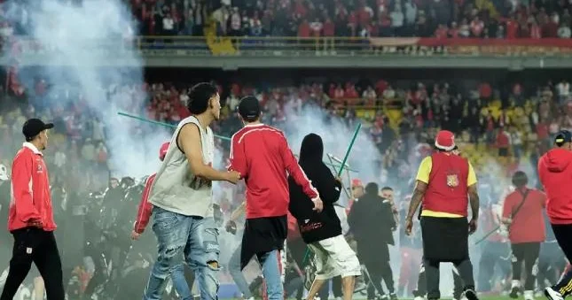 Stadionda xaos: oyun 50 dəqiqə dayandırıldı Şəkillər