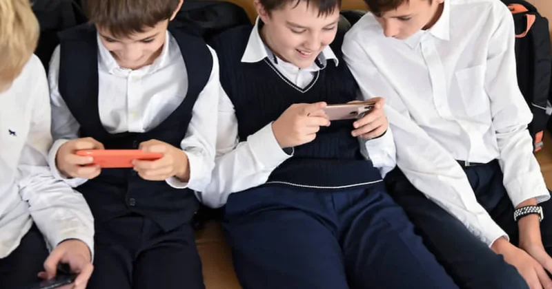 Yuxarı siniflərdə mobil telefonlar qadağan edilib