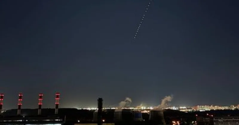 Спутники Маска летают над Москвой видео