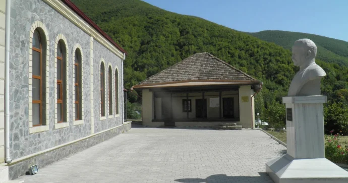 Uşaqlarımıza sirayət etmiş Axundov düşmənliyi