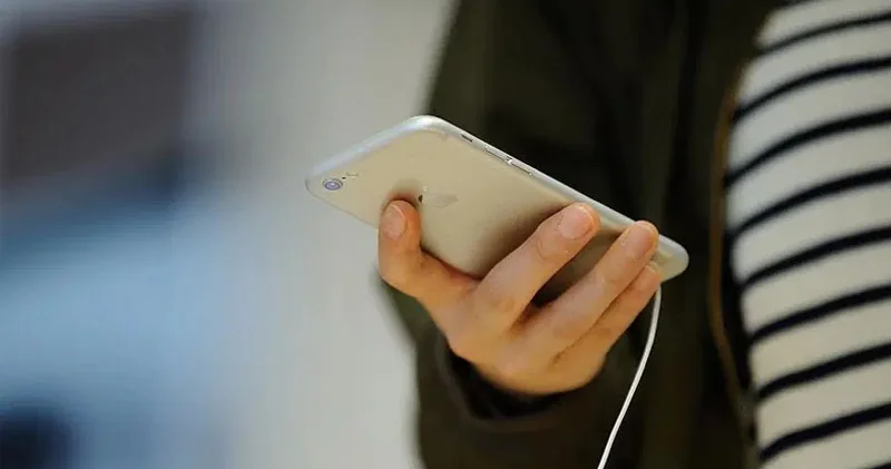 Smartfonlar bizi dinləyir? Mütəxəssisdən açıqlama